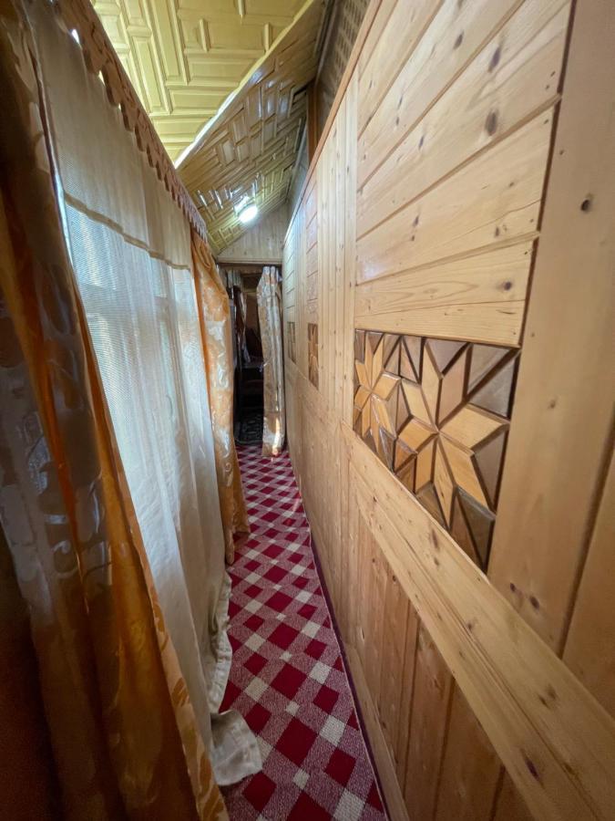 The Heritage Safina Group Of Houseboats Hotel Srīnagar Exterior foto